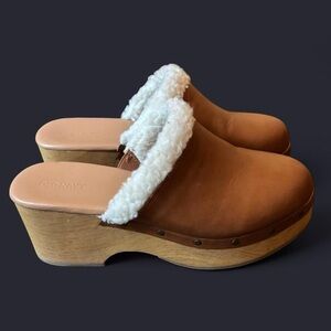 Old Navy Women's Tan Clogs with Faux Fur Lining